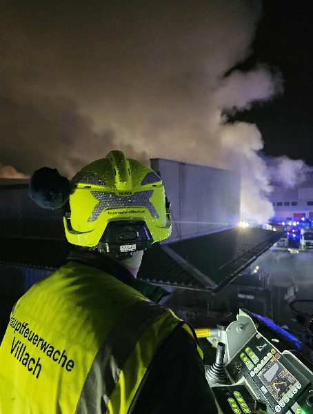 Nächtlicher Großbrand bei Villacher Entsorgungsunternehmen (Bild 4)